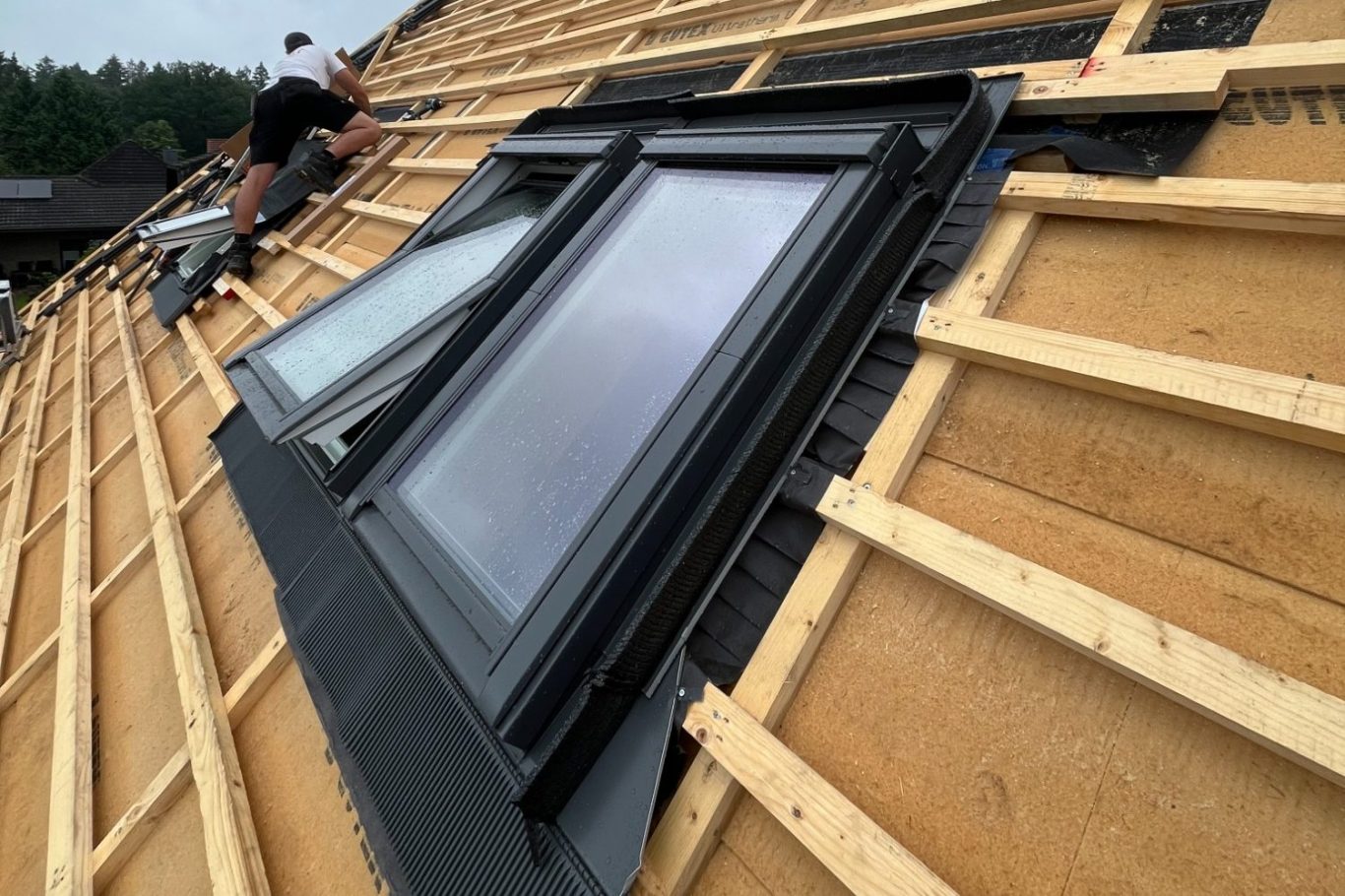 Velux Dachfenster Dachfenster werden auf einem geneigten Dach installiert