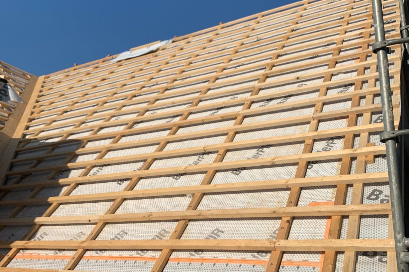 Energetische Dachsanierung Baugerüst mit Holzlatten und Dämmmaterial