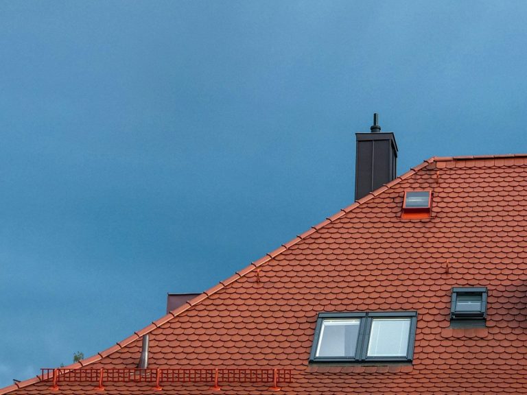 Fertige Dachsanierung Roter Dachfirst